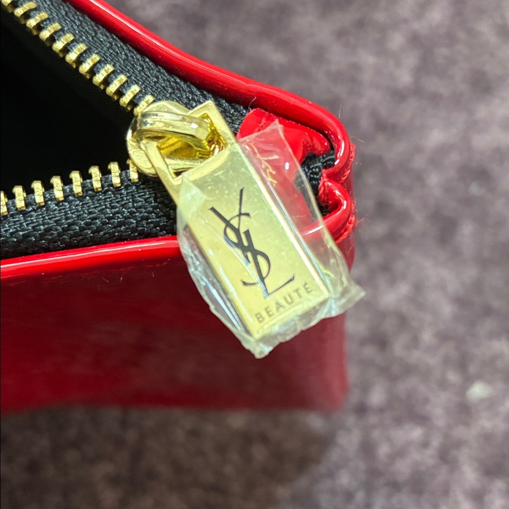 Yves Saint Laurent Red Patent Leather cosmetic bag with 1 Random beauty item - Picture 5 of 5